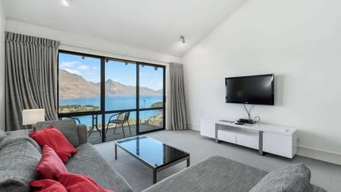 Open plan Lake & Mountains views