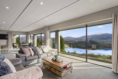 Open plan living with stunning lake & mountain views 