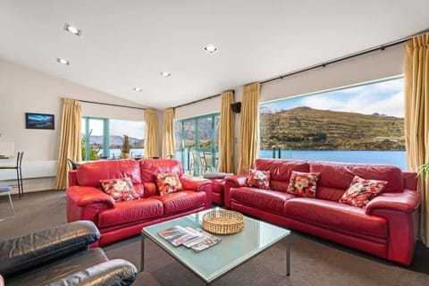 Open plan living with spectacular panoramic lake & mountain views 