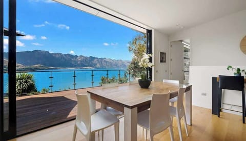 Dining with stunning Lake & Mountain views 