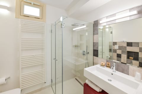 Comfort Suite, City View | Bathroom | Slippers, bidet, towels