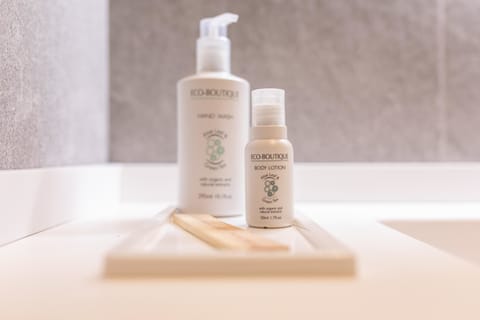 Shower, rainfall showerhead, free toiletries, hair dryer