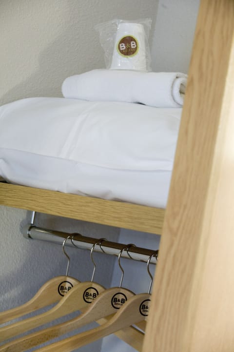 Desk, soundproofing, free WiFi, bed sheets