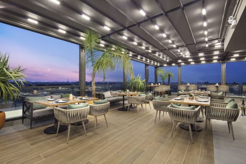 2 bars/lounges, lobby lounge, cocktail bar