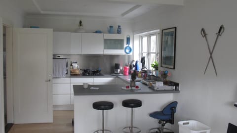 Full-size fridge, microwave, oven, stovetop