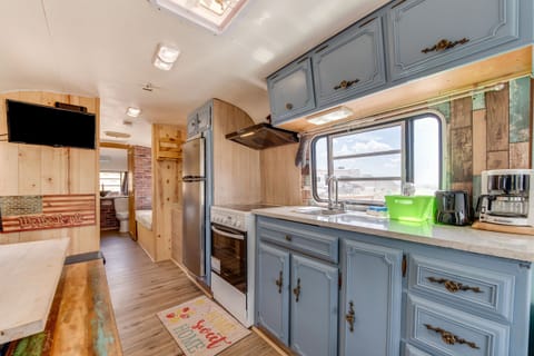 Mobile Home, Ensuite (Aspen Avion) | Shared kitchen | Coffee/tea maker