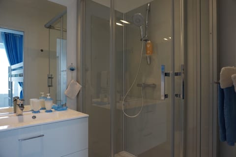 Family Room (Agapanthe) | Bathroom | Shower, free toiletries, hair dryer, towels