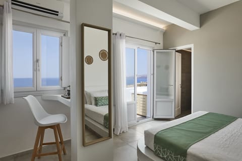 Deluxe Room with hot tub and sea view | In-room safe, individually decorated, individually furnished