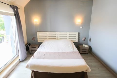 Desk, iron/ironing board, rollaway beds, free WiFi