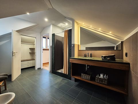 Deluxe Triple Room | Bathroom | Shower, rainfall showerhead, hair dryer, slippers