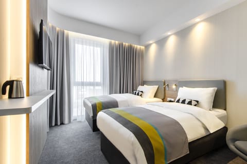 Standard Room, 2 Twin Beds (Free Breakfast) | Desk, blackout drapes, soundproofing, iron/ironing board