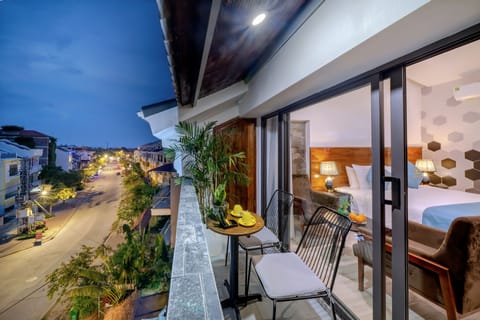 Grand Room, 1 King Bed | City view