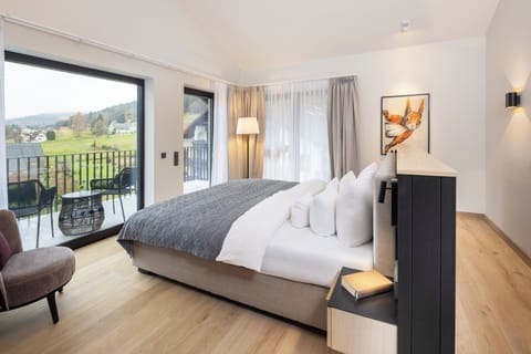 Moderne Suite mit Balkon (eigene Infrarotkabine) | Hypo-allergenic bedding, minibar, in-room safe, desk