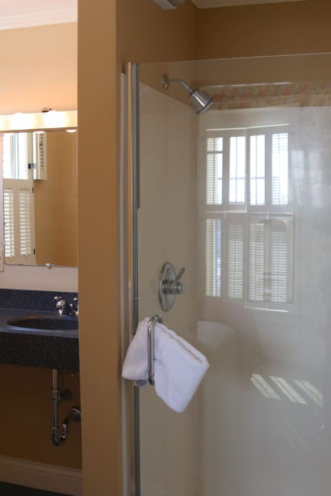 Premium Single Room, Ensuite (COLONIAL FRONT TURRET ) | Bathroom