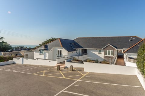 4 Pentire Rocks, Polzeath. A contemporary, attractive maisonette situated in New Polzeath, just a short walk to Polzeath beach
