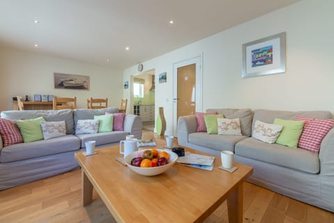 4 Pentire Rocks, Polzeath. Ground floor: Open-plan sitting room