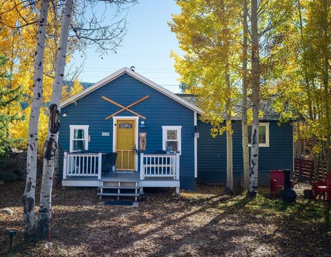 Parking right in front makes loading and unloading easy as you settle into your Grand Lake stay