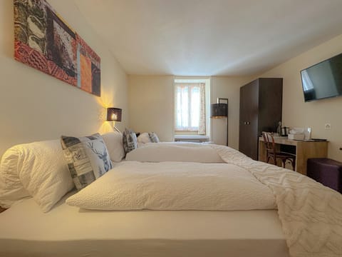 Classic Triple Room | Iron/ironing board, bed sheets