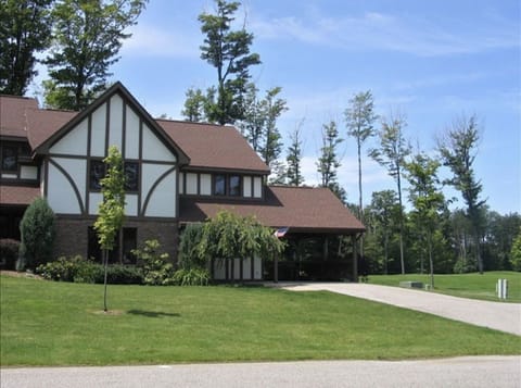 TOP & CENTER KIKO SKI CHALET
⛷Lift #3
GOLF RETREAT
🏌🏼On 9th Tee