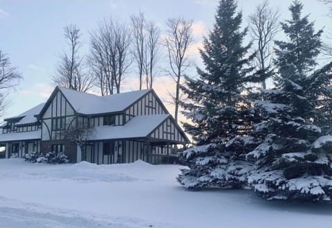 TOP & CENTER KIKO SKI CHALET
⛷Lift #3
GOLF RETREAT
🏌🏼On 9th Tee