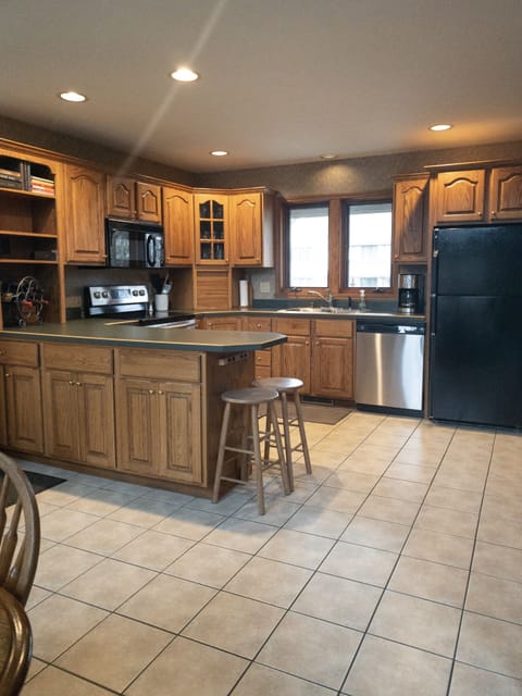 KITCHEN OPEN TO LIVING/DINING W/ SERVING COUNTER