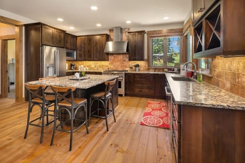 Whitefire Lodge | Suncadia Resort - Large Kitchen with slab granite countertops.
