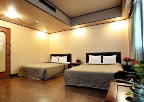 Family Quadruple Room, 2 Double Beds | Desk, free WiFi, wheelchair access