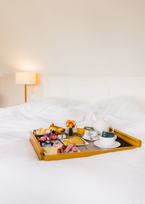 Standard Twin Room, 1 Double or 2 Twin Beds | In-room dining