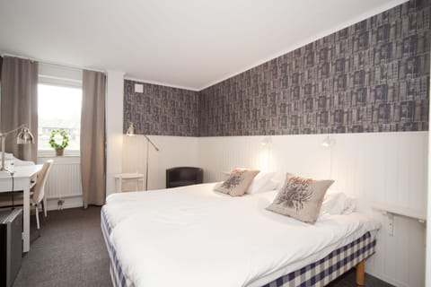 Double Room | 1 bedroom, hypo-allergenic bedding, minibar, desk