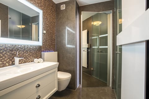 Deluxe Studio Suite with Sea View (Annex building: Drazanac 1a) | Bathroom | Shower, free toiletries, hair dryer, towels