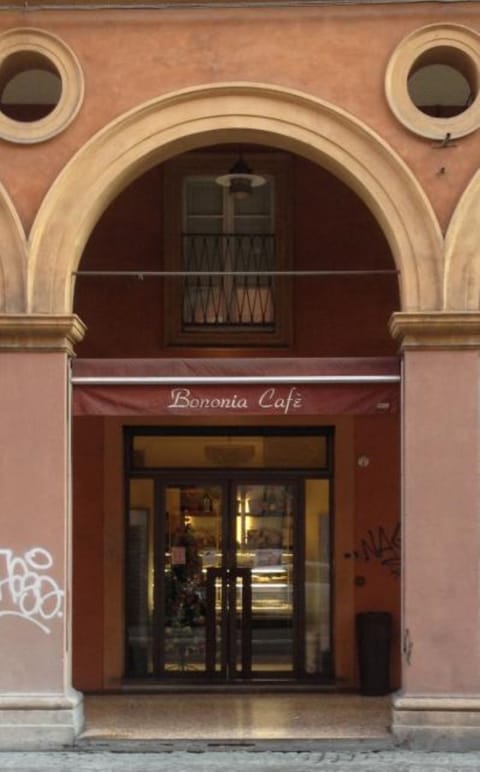 Daily cooked-to-order breakfast (EUR 7 per person)