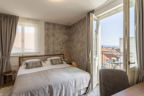 Deluxe Double or Twin Room | Hypo-allergenic bedding, down comforters, minibar, in-room safe