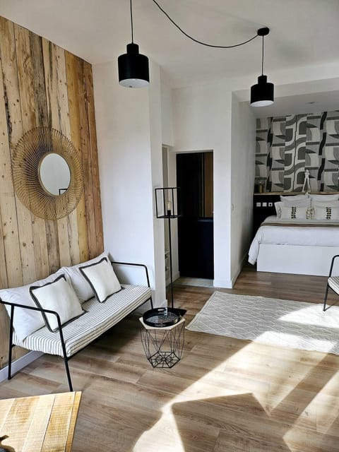 City Apartment, Private Bathroom, Pool View (Suite Curieuse)