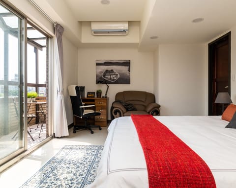 Spacious master bedroom 寬敞的主臥室