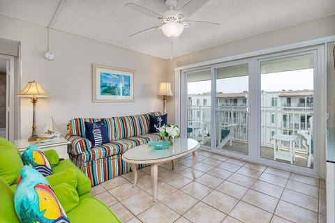 Beach Club 424 - Living Space