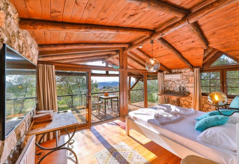 Deluxe Double Room, 1 Queen Bed, Sea View | Premium bedding, in-room safe, individually decorated