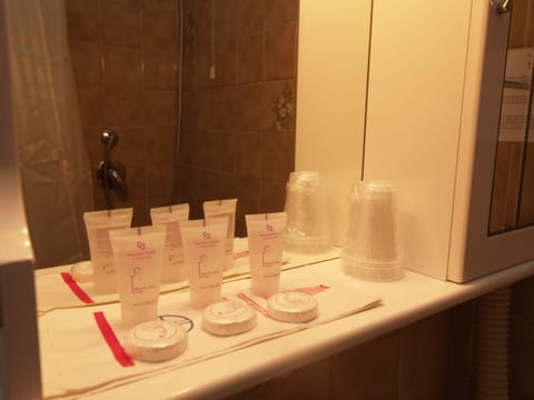 Shower, rainfall showerhead, free toiletries, hair dryer