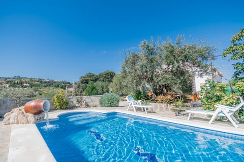 Enjoy the private pool of this estate in Alhaurín el Grande