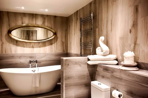 Suite, Garden View | Bathroom | Combined shower/tub, free toiletries, hair dryer, towels