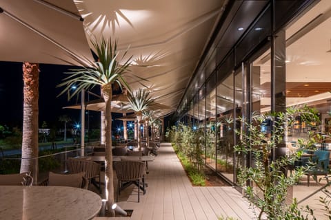 3 restaurants; breakfast, lunch, and dinner served