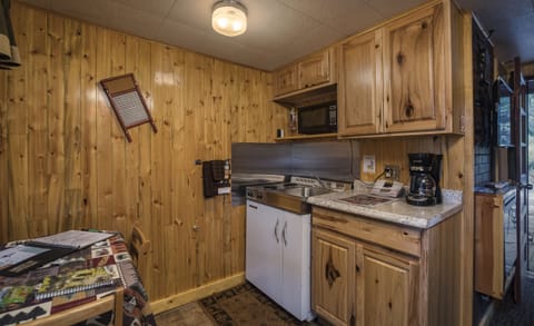 Cottage 2 | Private kitchenette | Coffee/tea maker