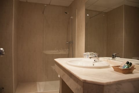Double or Twin Room | Bathroom | Combined shower/tub, free toiletries, hair dryer, bidet