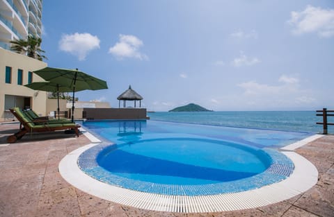 Infinity pool