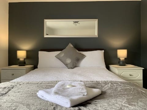 Standard Double Room, Ensuite | Desk, iron/ironing board, free WiFi