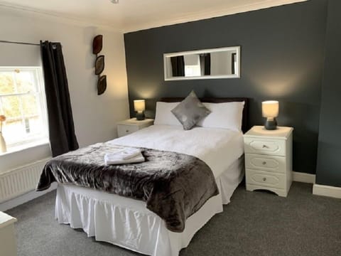 Standard Double Room, Ensuite | Desk, iron/ironing board, free WiFi