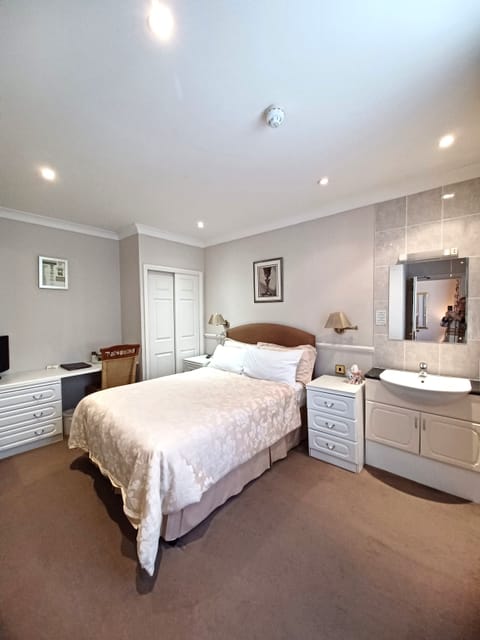 Double Room | Desk, laptop workspace, soundproofing, iron/ironing board