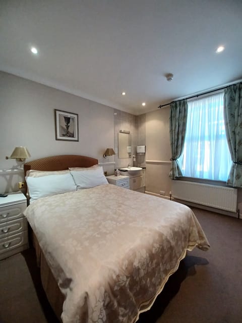 Double Room | Desk, laptop workspace, soundproofing, iron/ironing board