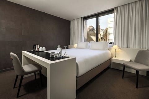Modern Double Room | Minibar, in-room safe, individually decorated, individually furnished