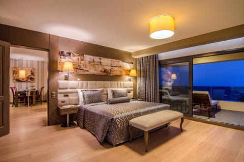 Free minibar, in-room safe, desk, free cribs/infant beds