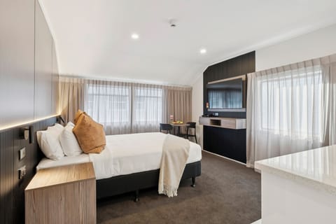 Luxury Studio Suite, 1 King Bed | Iron/ironing board, WiFi, bed sheets